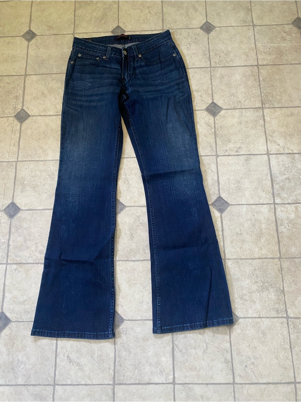 Women’s Dark Blue boot cut Leg Jeans
LEVI’S Curvy Cut 528